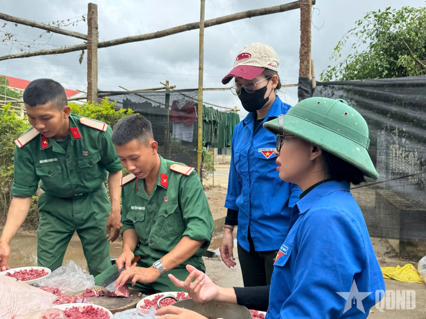 Bữa cơm ấm tình quân dân